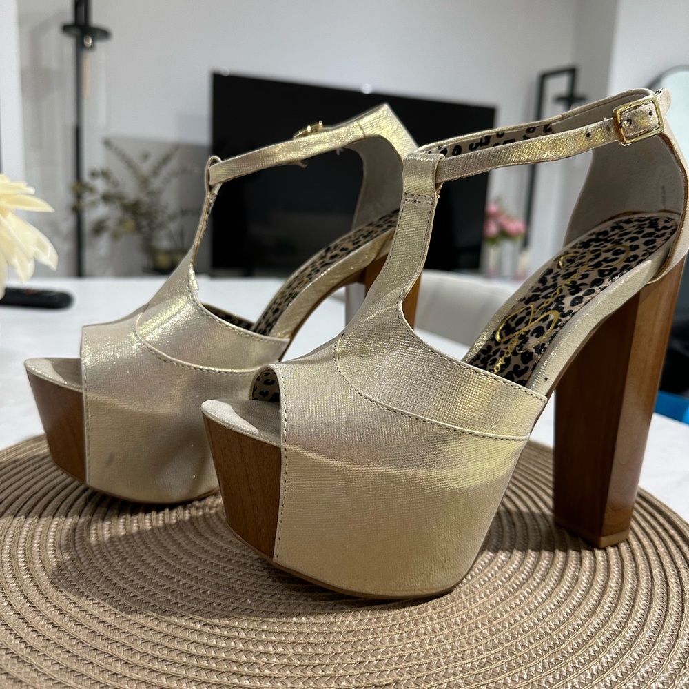 Jessica Simpson platform heels
Size 6 – worn once  

All offers are welcome !